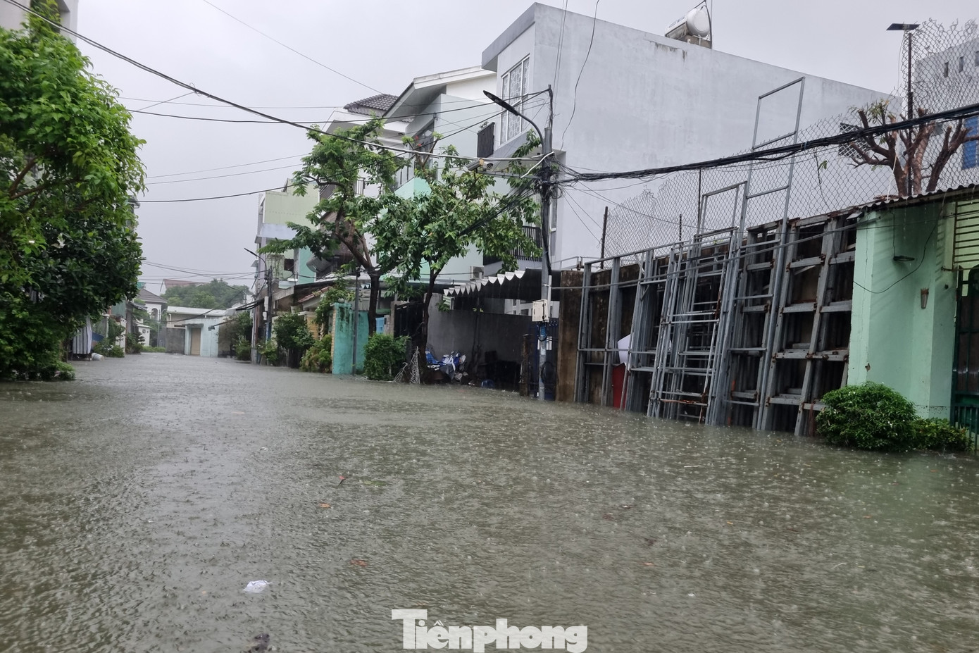 Hàng loạt nhà dân bị nước tấn công từ lúc rạng sáng. Bà con cho hay lúc 5h sáng nước đã lên cao, tràn vào nhà. Đường kiệt 640 ngập từ đầu đến cuối kiệt, các dãy nhà, trọ ở sâu có nơi bị nước dâng gần 1m. Hàng loạt nhà dân bị nước tấn công từ lúc rạng sáng. Bà con cho hay lúc 5h sáng nước đã lên cao, tràn vào nhà. Đường kiệt 640 ngập từ đầu đến cuối kiệt, các dãy nhà, trọ ở sâu có nơi bị nước dâng gần 1m.