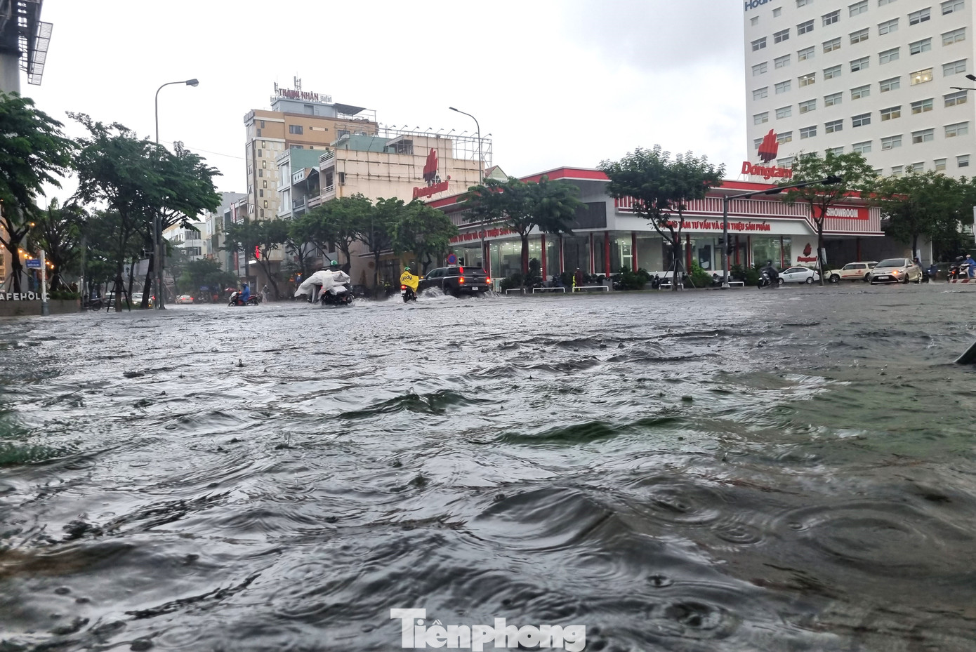 Ngã tư đường Hàm Nghi, Nguyễn Văn Linh, Lê Đình Lý mênh mông nước, nhiều xe cộ qua đây chết máy vì ngập hơn nửa bánh xe. Ngã tư đường Hàm Nghi, Nguyễn Văn Linh, Lê Đình Lý mênh mông nước, nhiều xe cộ qua đây chết máy vì ngập hơn nửa bánh xe.