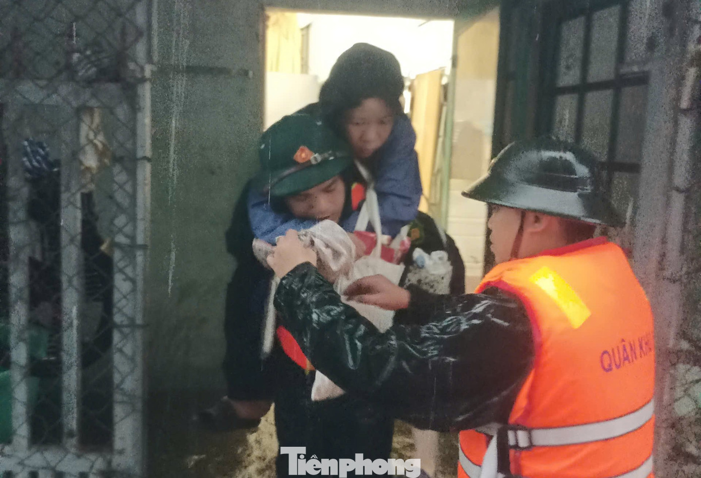 Thượng úy Trần Ngọc Thoại, Công an Phường Hòa Thuận Tây cho hay, khoảng 6h sáng nay, các lực lượng chức năng trên địa bàn đã đến sơ tán các hộ dân đến nơi an toàn. Nhiều nhà nước ngập gần 1m. Thượng úy Trần Ngọc Thoại, Công an Phường Hòa Thuận Tây cho hay, khoảng 6h sáng nay, các lực lượng chức năng trên địa bàn đã đến sơ tán các hộ dân đến nơi an toàn. Nhiều nhà nước ngập gần 1m.