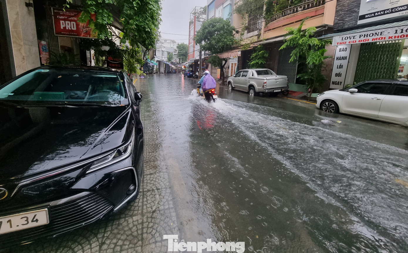 Xe ô tô được đưa lên vỉa hè nhưng mưa không ngớt nên bà con rất lo. Xe ô tô được đưa lên vỉa hè nhưng mưa không ngớt nên bà con rất lo.