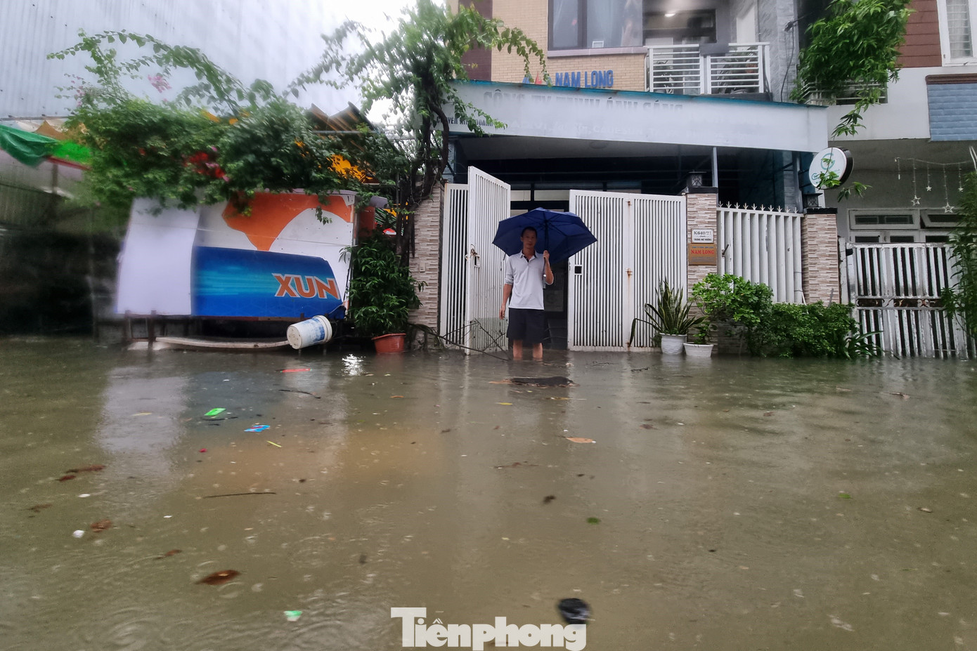 Các hộ dân tại kiệt 640 Trưng Nữ Vương bị ngập nặng. Con kiệt này ngập từ đầu đến cuối, càng vào sâu càng ngập nặng. Các hộ dân tại kiệt 640 Trưng Nữ Vương bị ngập nặng. Con kiệt này ngập từ đầu đến cuối, càng vào sâu càng ngập nặng.