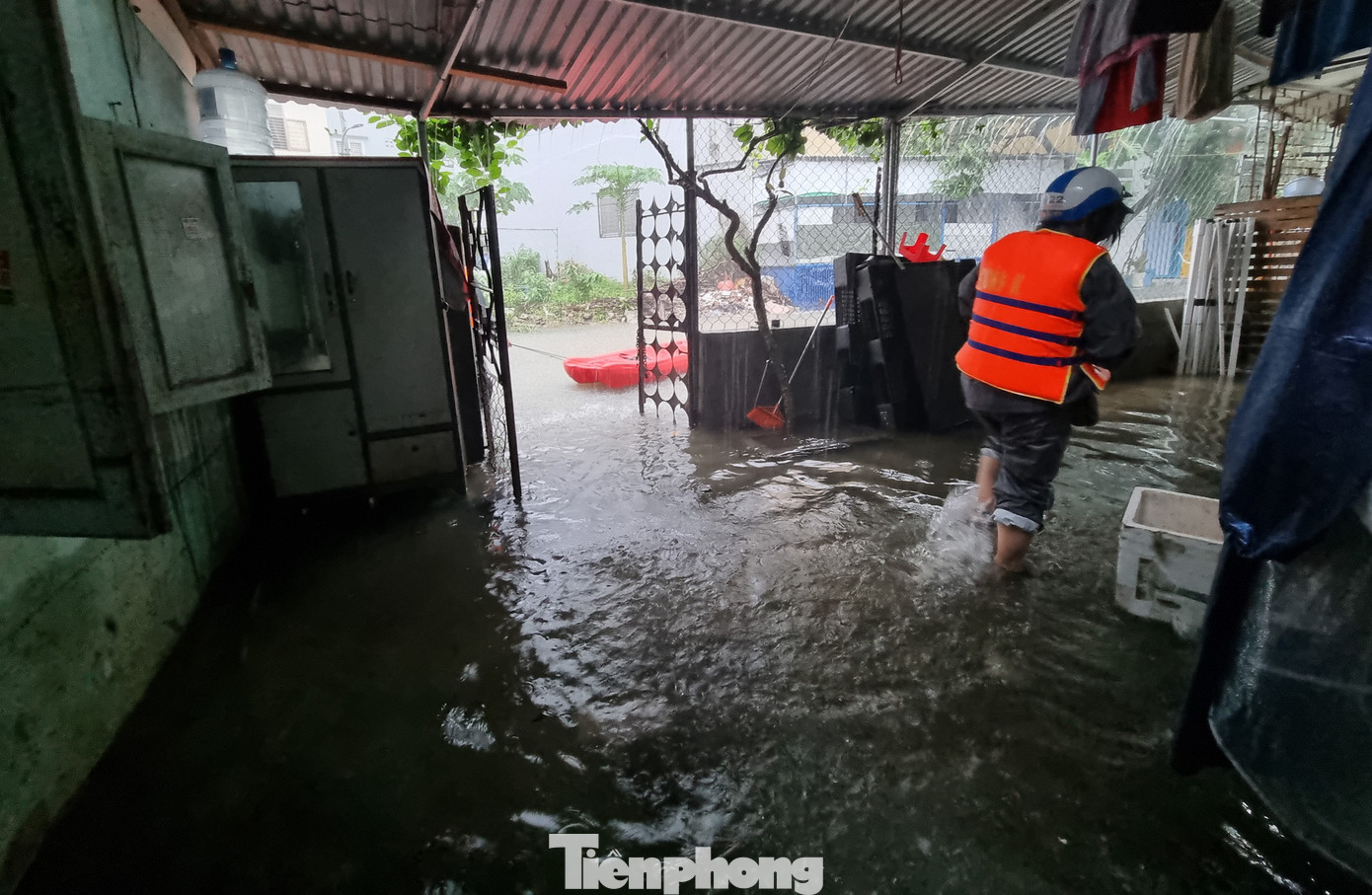 Các hộ dân tại kiệt 640 Trưng Nữ Vương bị ngập nặng. Con kiệt này ngập từ đầu đến cuối, càng vào sâu càng ngập nặng. Các hộ dân tại kiệt 640 Trưng Nữ Vương bị ngập nặng. Con kiệt này ngập từ đầu đến cuối, càng vào sâu càng ngập nặng.