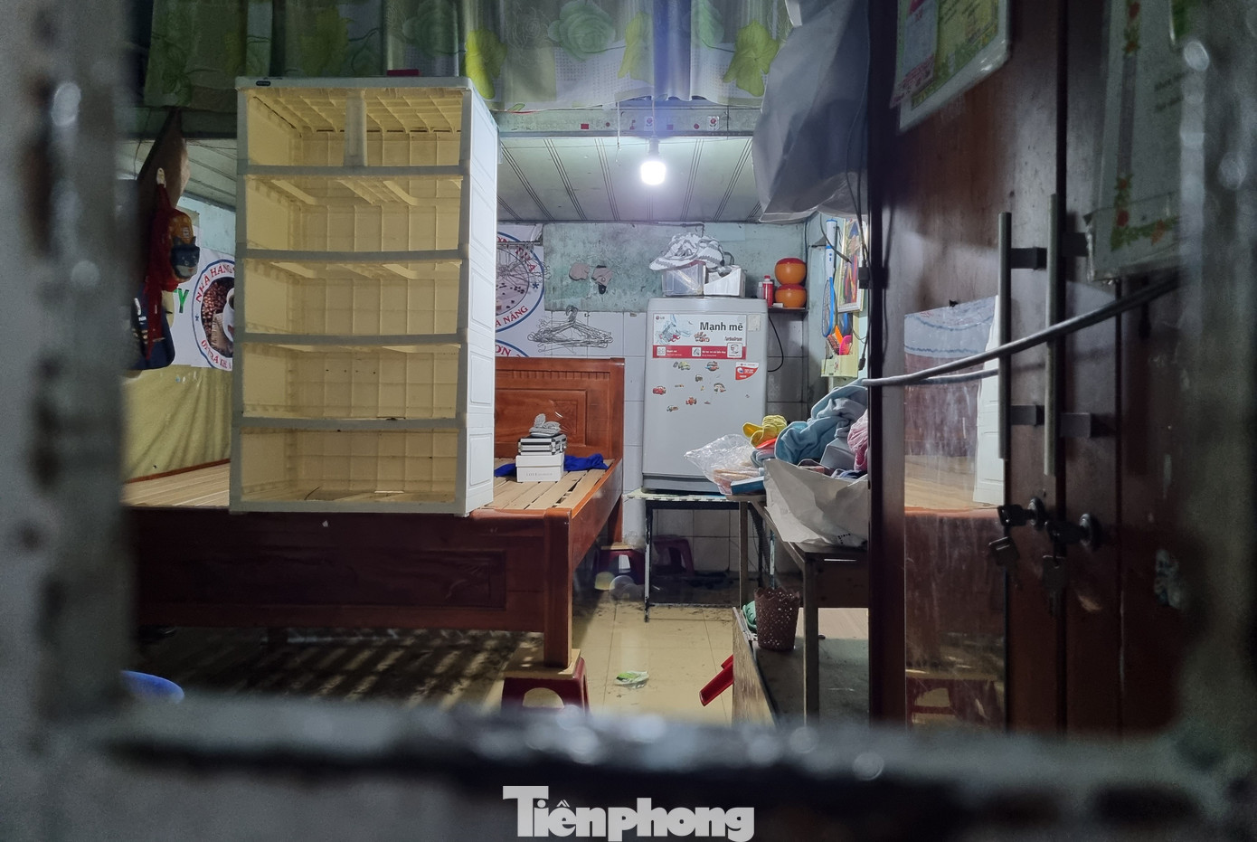 Một hộ dân kê cao tài sản rồi "bỏ của chạy lấy người" khi nước tràn vào nhà. Một hộ dân kê cao tài sản rồi "bỏ của chạy lấy người" khi nước tràn vào nhà.