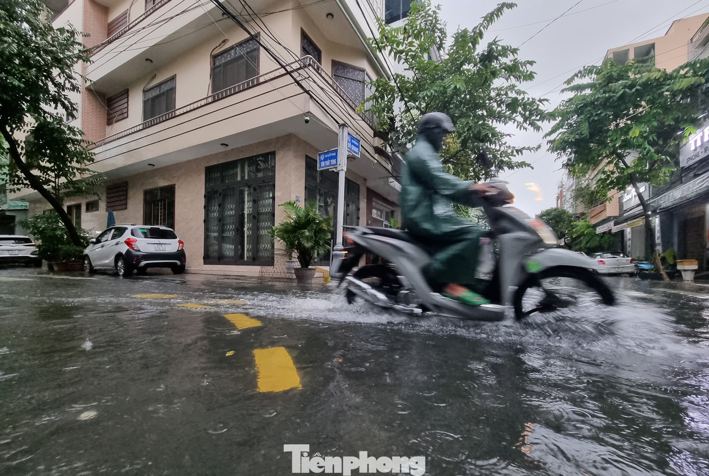 Đường Đỗ Quang, Tôn Thất Tùng cũng biến thành sông. Nước tràn vào nhà nhiều hộ dân. Đường Đỗ Quang, Tôn Thất Tùng cũng biến thành sông. Nước tràn vào nhà nhiều hộ dân.
