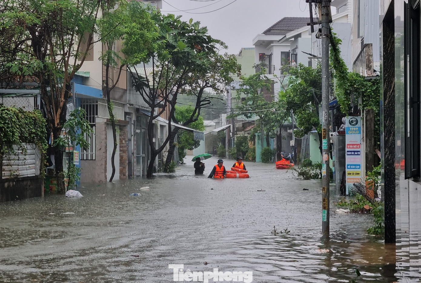 Nước bủa vây khu vực cuối đường Trưng Nữ Vương từ sáng sớm. Đây là vùng trũng thấp, bị nước của các nơi đổ về nên thường xuyên ngập trong các trận mưa lớn, kéo dài. Ảnh: Thanh Hiền. Nước bủa vây khu vực cuối đường Trưng Nữ Vương từ sáng sớm. Đây là vùng trũng thấp, bị nước của các nơi đổ về nên thường xuyên ngập trong các trận mưa lớn, kéo dài. Ảnh: Thanh Hiền.