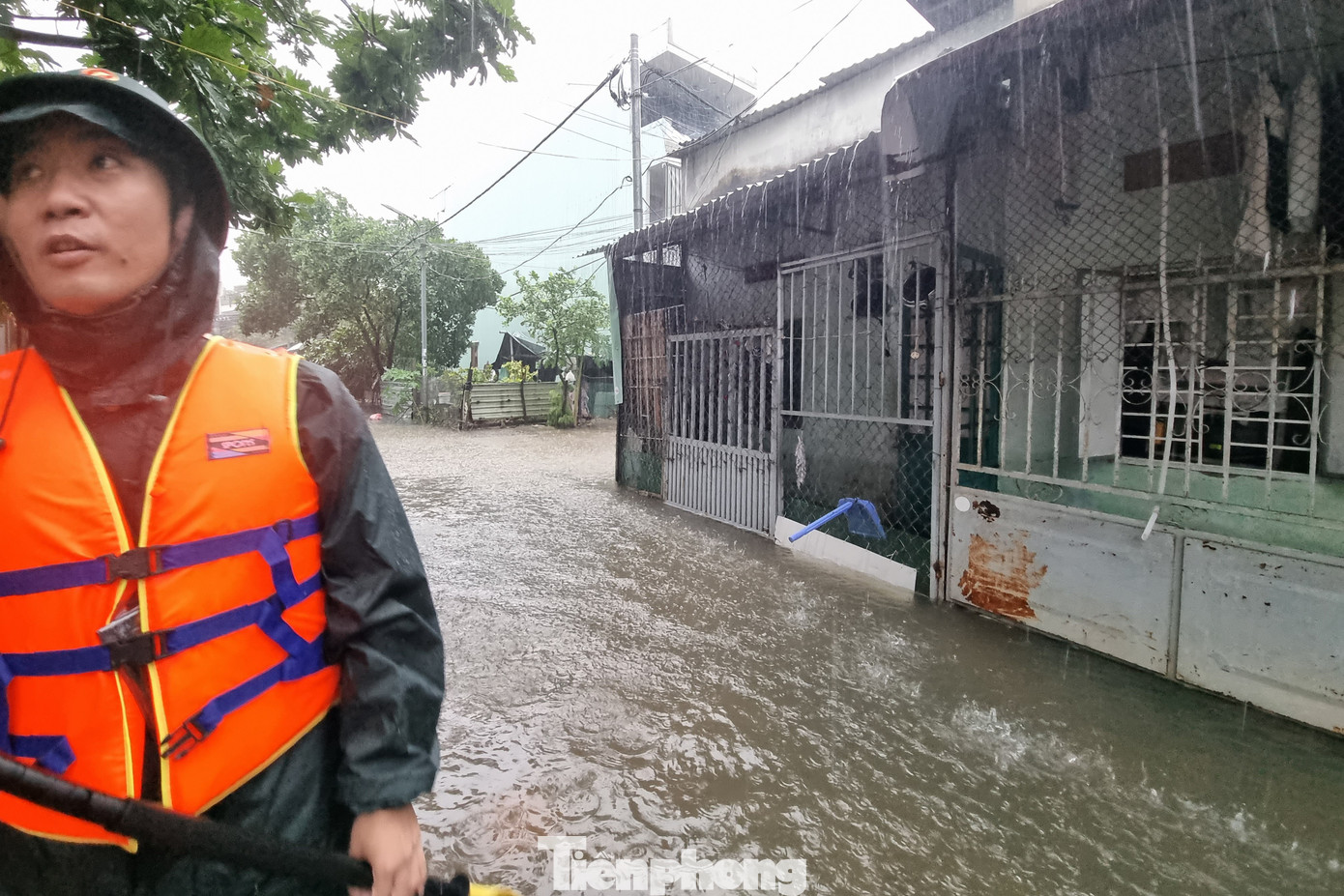 Các hộ dân tại kiệt 640 Trưng Nữ Vương bị ngập nặng. Con kiệt này ngập từ đầu đến cuối, càng vào sâu càng ngập nặng. Các hộ dân tại kiệt 640 Trưng Nữ Vương bị ngập nặng. Con kiệt này ngập từ đầu đến cuối, càng vào sâu càng ngập nặng.