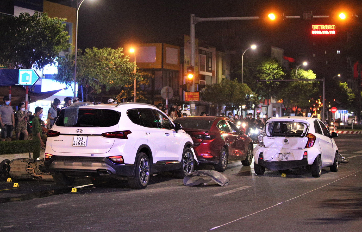 Ô tô biến dạng phần đuôi sau khi bị đâm từ phía sau.