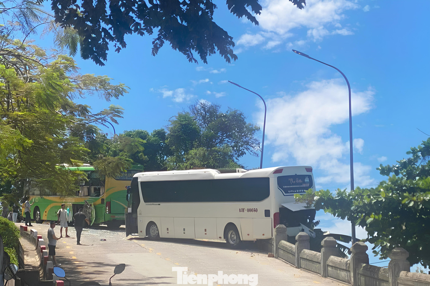 Phần đuôi xe khách lao ra khỏi tường bê tông, rất may không có thiệt hại về người. Phần đuôi xe khách lao ra khỏi tường bê tông, rất may không có thiệt hại về người.