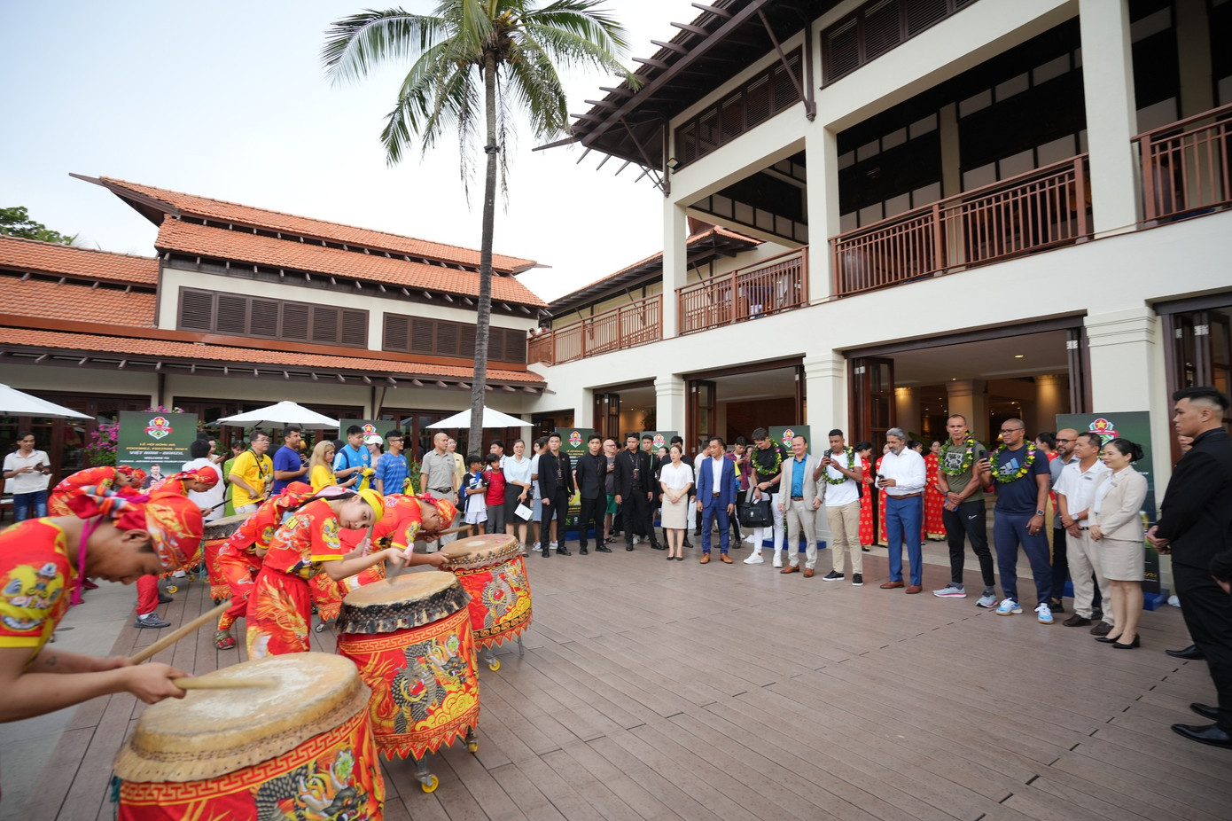 Các khách sạn chủ yếu đón khách quốc tế trong dịp lễ. Đại diện Furama Resort (đường Võ Nguyên Giáp) cho hay công suất buồng phòng trong dịp này khoảng 90%, chủ yếu khách quốc tế.