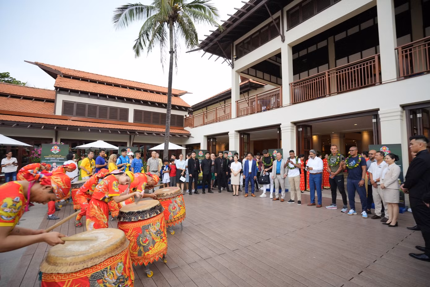 Các khách sạn chủ yếu đón khách quốc tế trong dịp lễ. Đại diện Furama Resort (đường Võ Nguyên Giáp) cho hay công suất buồng phòng trong dịp này khoảng 90%, chủ yếu khách quốc tế.