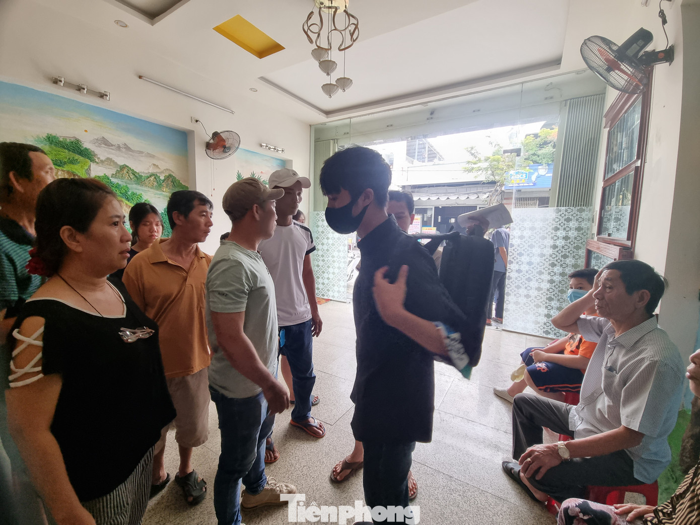 Người thân tới động viên gia đình các nạn nhân vụ rơi trực thăng.