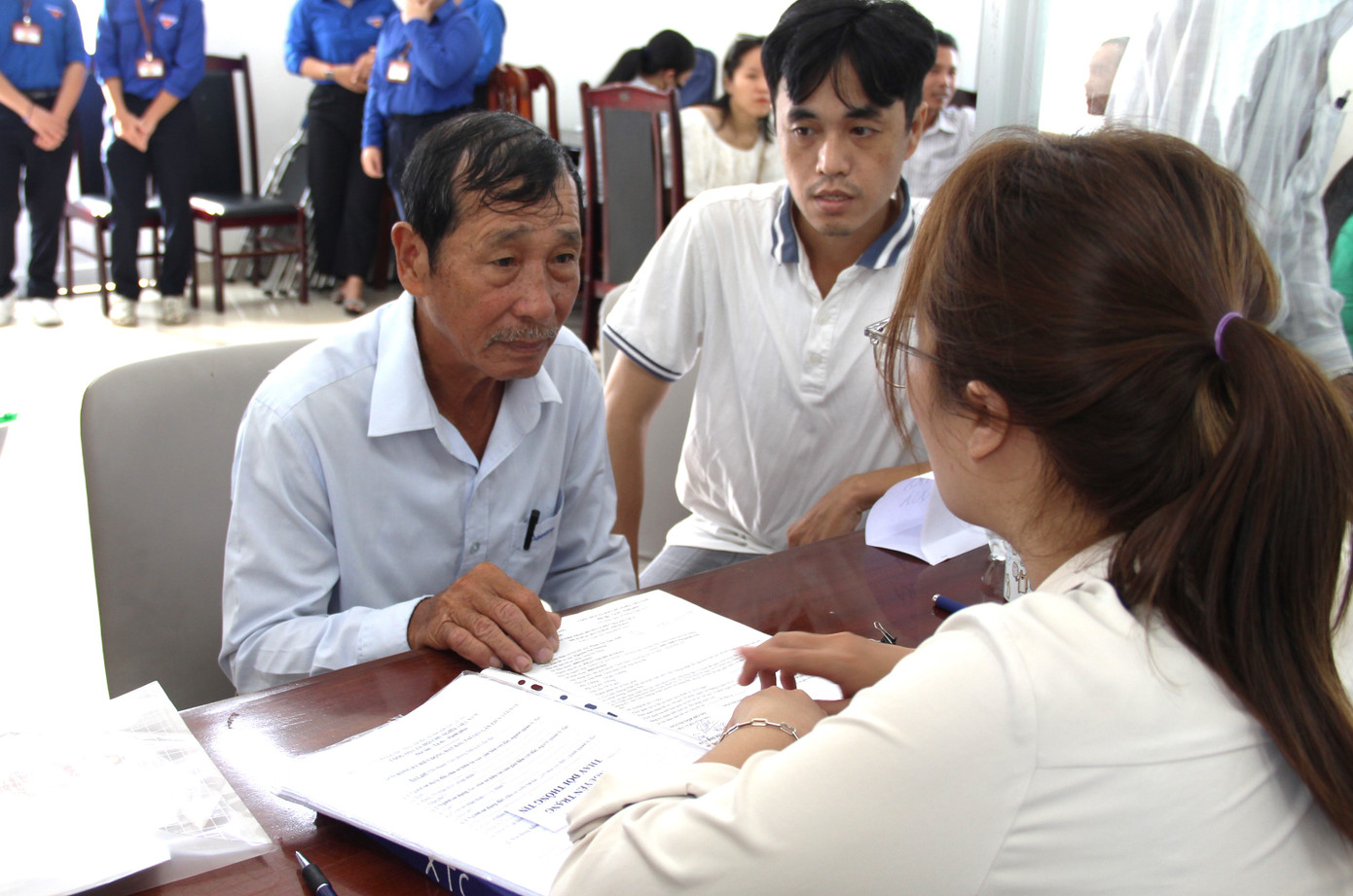 Ông Lê Tri (61 tuổi, phường Hòa Xuân) làm thủ tục tách thửa trước ngày 1/7 và được hẹn trả kết quả tại bộ phận một cửa UBND huyện Hòa Vang. Tuy nhiên sau sắp xếp, chính quyền cấp huyện không còn nên ông tìm đến Văn phòng đăng ký đất đai tại phường Hòa Xuân hỏi. Sau khi tra cứu trên hệ thống, ông được các chuyên viên hướng dẫn đến Văn phòng đăng ký đất đai tại phường Cẩm Lệ nhận kết quả.