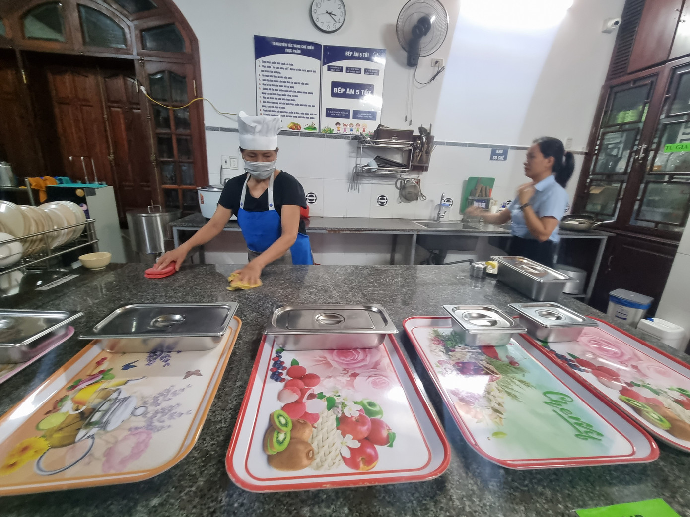 Bếp ăn của nhóm trẻ Hoàng Đế Nhỏ.