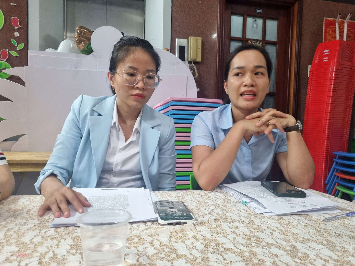 Bà Lương Thị Thùy Nhựt (bìa phải), quản lý nhóm trẻ độc lập Hoàng Đế Nhỏ khẳng định nhà trường đảm bảo nguồn gốc thực phẩm, lưu mẫu hàng ngày.