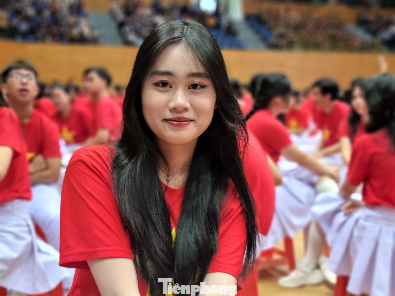 Ngọc Trân (THPT Phan Châu Trinh, Đà Nẵng) chia sẻ rất tự hào khi khoác trên mình chiếc áo mang sắc cờ Tổ quốc.