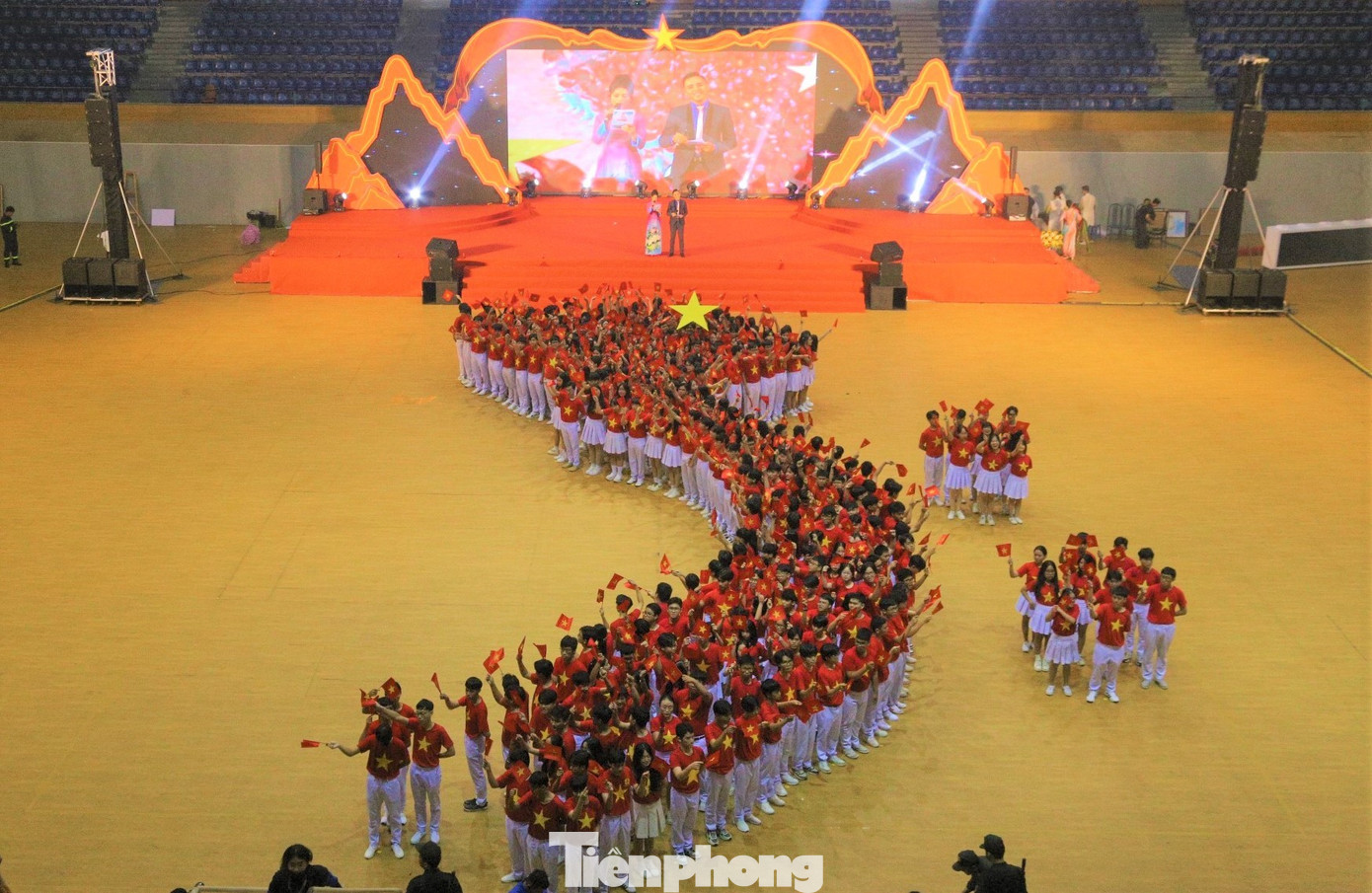 Bản đồ Tổ quốc xuất hiện rực đỏ trong lễ phát động cuộc vận động Tự hào một dải non sông càng tô đẹp thêm dáng hình đất nước, lan tỏa niềm tự hào về chủ quyền quốc gia. Bản đồ Tổ quốc xuất hiện rực đỏ trong lễ phát động cuộc vận động Tự hào một dải non sông càng tô đẹp thêm dáng hình đất nước, lan tỏa niềm tự hào về chủ quyền quốc gia.