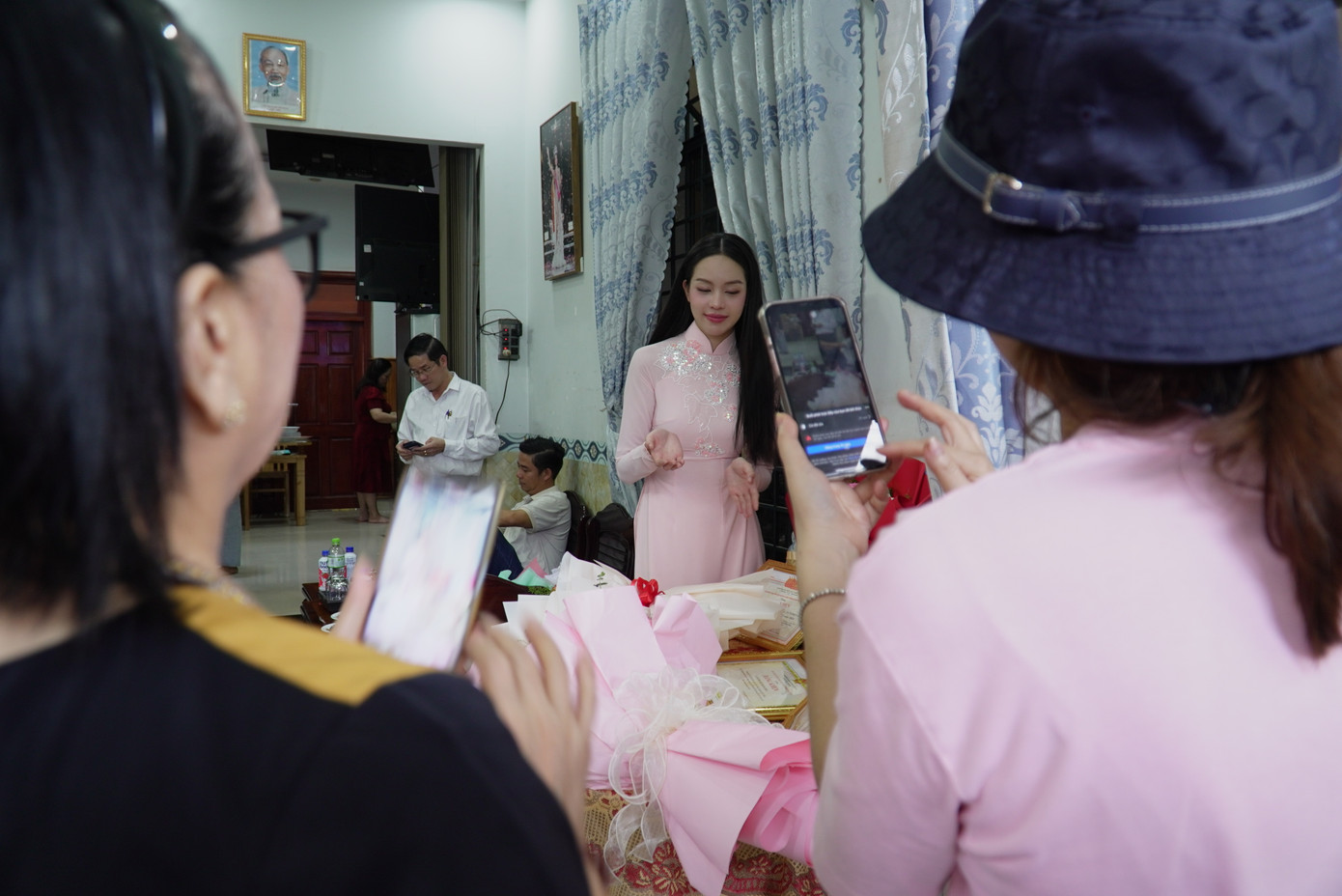 Hoa hậu Quốc tế chiều "fan hàng xóm", Thanh Thủy chia sẻ hạnh phúc khi được mọi người ở xóm nhỏ chào đón. Cô cũng biết ơn vì mọi người đã luôn kề cạnh động viên, khích lệ cô trong hành trình vừa qua.