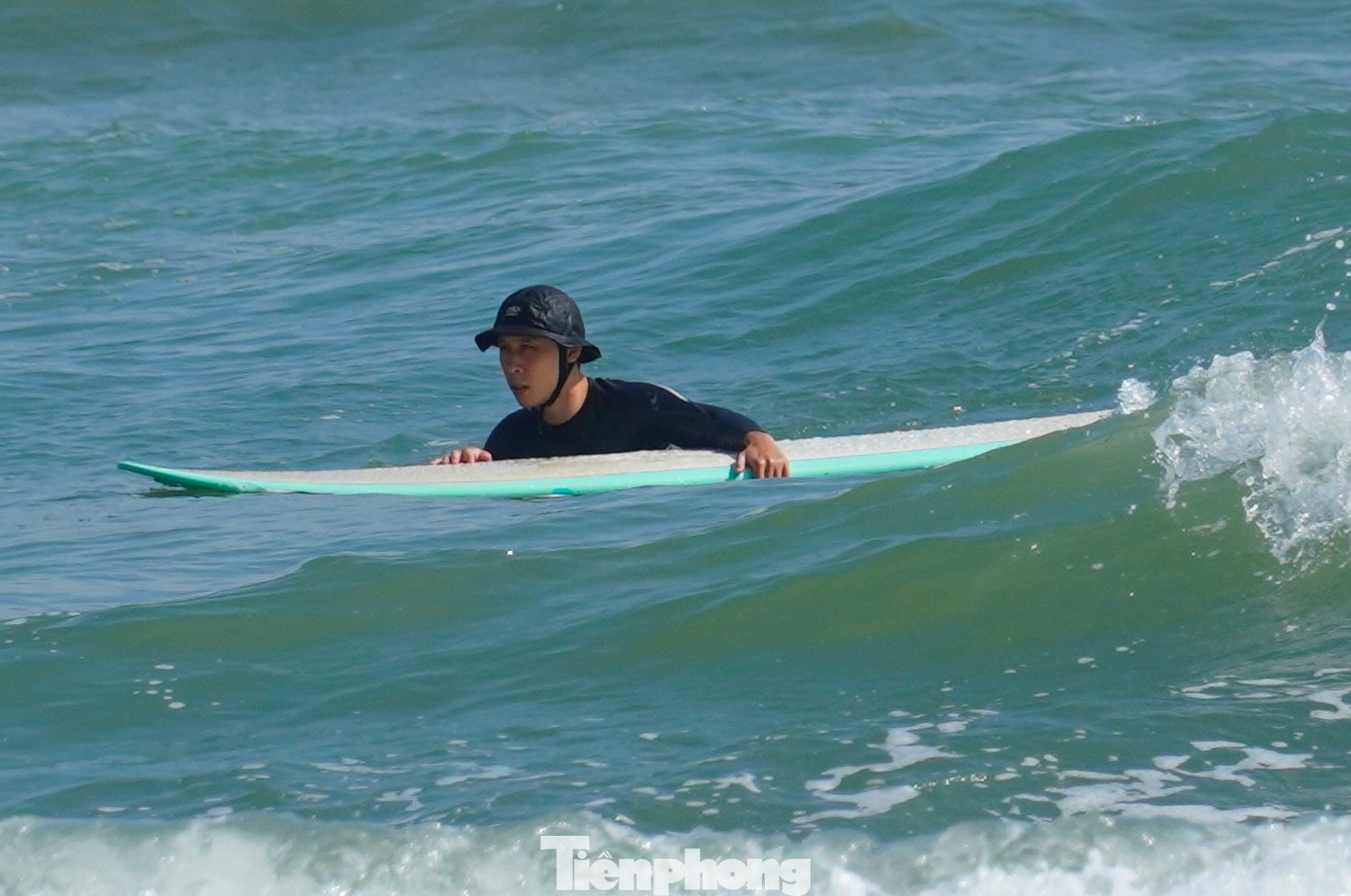 Biển Đà Nẵng có lợi thế ở gần trung tâm, từ khu phố du lịch An Thượng hay còn gọi là phố Tây, du khách chỉ cần đi bộ vài phút là tới.