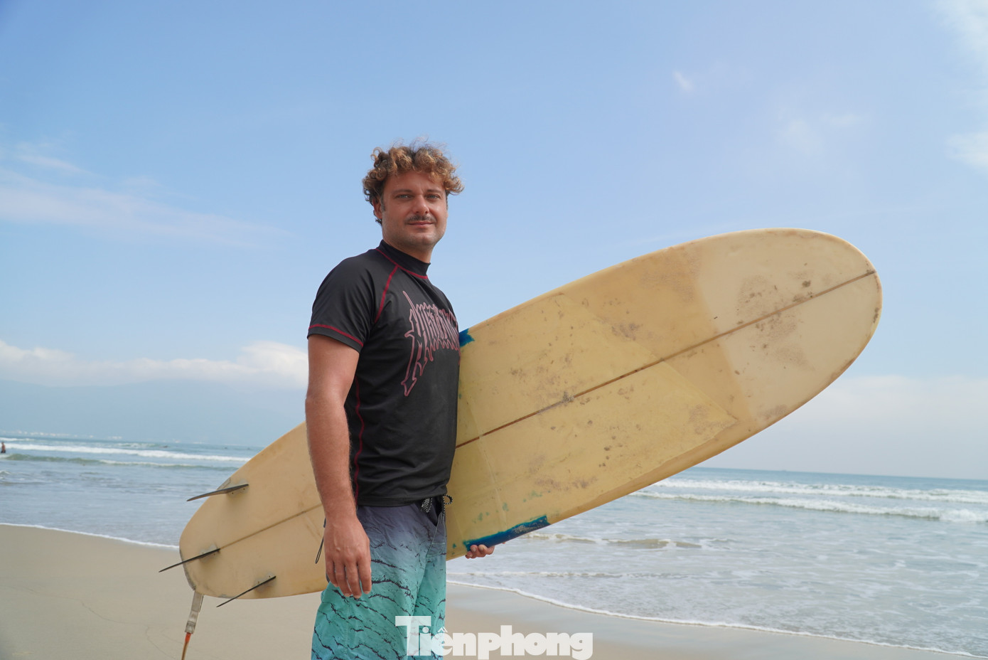 Biển Đà Nẵng có lợi thế ở gần trung tâm, từ khu phố du lịch An Thượng hay còn gọi là phố Tây, du khách chỉ cần đi bộ vài phút là tới.