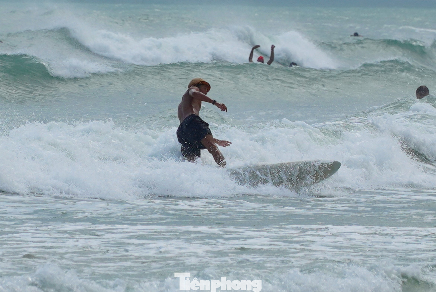 Mỗi ngày, biển Đà Nẵng đều chiêu đãi người dân và du khách những pha lướt ván đẹp mắt.