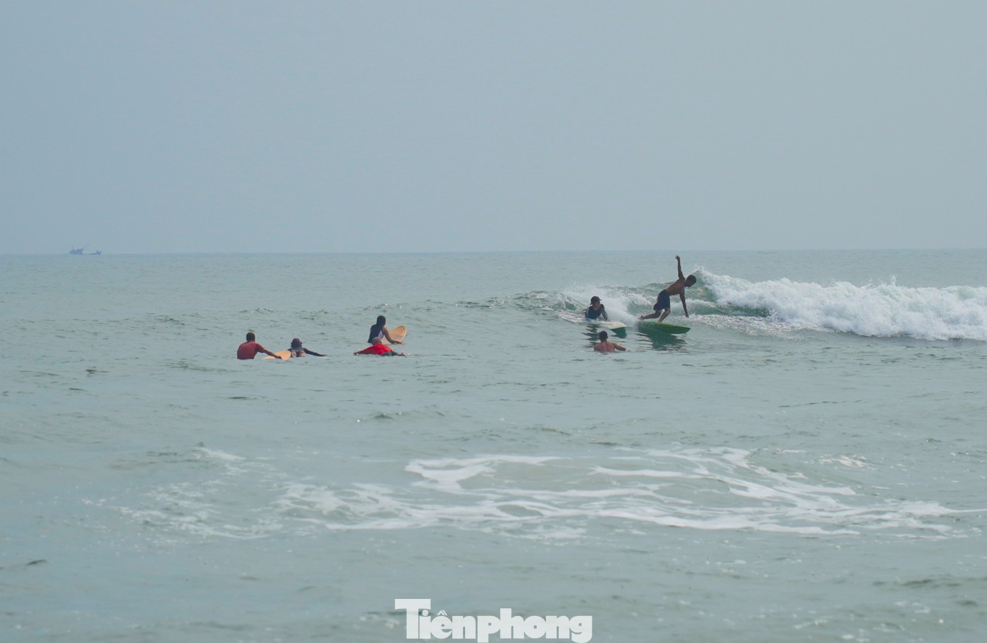 Mọi người ôm ván bơi ra xa, rồi nằm trên ván quay đầu theo hướng vào bờ. Đợi con sóng nổi lên cao thì nhảy lên ván, đứng hai chân thăng bằng và lướt. Lợi dụng sức đẩy của sóng, ván sẽ "chạy" rất nhanh.