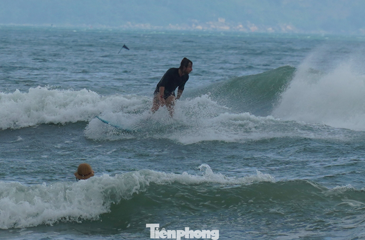 Mỗi ngày, biển Đà Nẵng đều chiêu đãi người dân và du khách những pha lướt ván đẹp mắt.