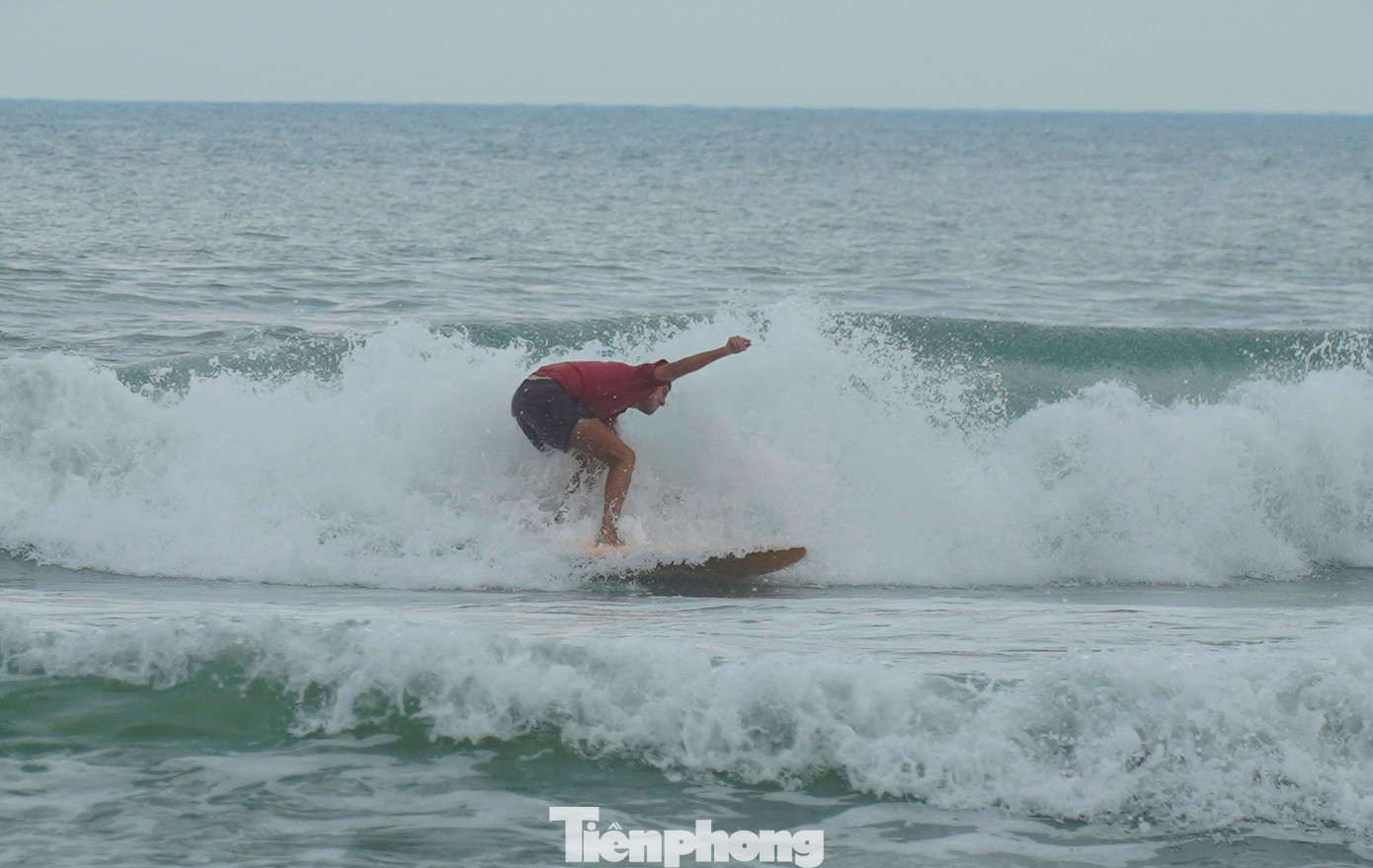 Những người chơi điêu luyện thích sóng lớn. Gió càng to sóng càng lớn càng mang đến cho họ sự kích thích, thử thách để tạo ra những đường lướt rất "phiêu". Anh Robert (Mỹ) chia sẻ đã từng chơi ở rất nhiều bãi biển trên thế giới và chơi ở mức sóng cao trên 5m. Đây là lần đầu tiên anh lướt ván trên biển Đà Nẵng và khá bất ngờ vì bãi biển này thu hút rất nhiều người dân, du khách lướt sóng.