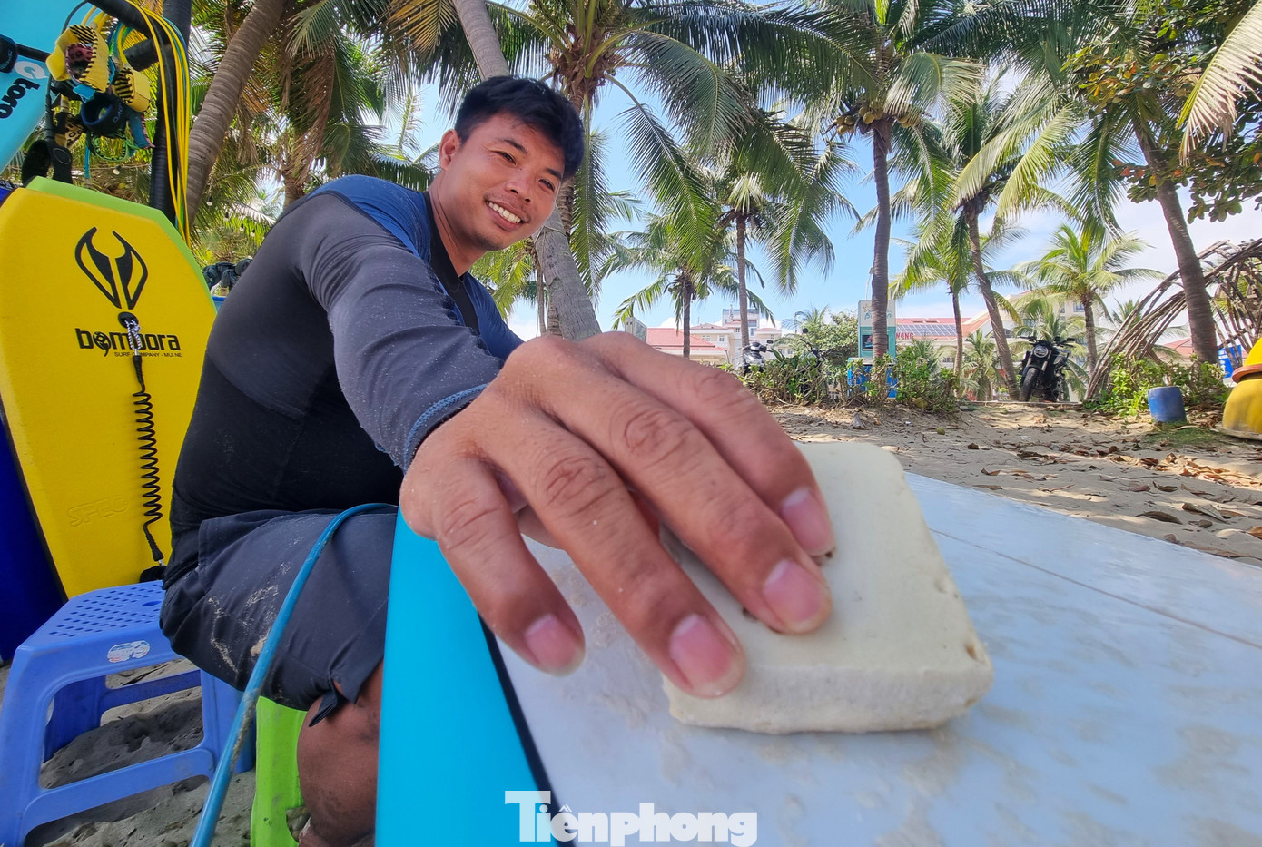 Những tay chơi chuyên nghiệp thường dùng ván cá nhân. Một số du khách ở ngắn ngày chọn phương án thuê vì mua rất đắt, gần 10 triệu đồng. Thời gian gần đây, dịch vụ cho thuê ván lướt trên biển Đà Nẵng cũng khởi sắc do du khách chơi nhiều. Trước khi thuê, các quầy phải kiểm tra ván, dây buộc, bôi sáp chống trơn lên mặt ván để đảm bảo an toàn cho người chơi.