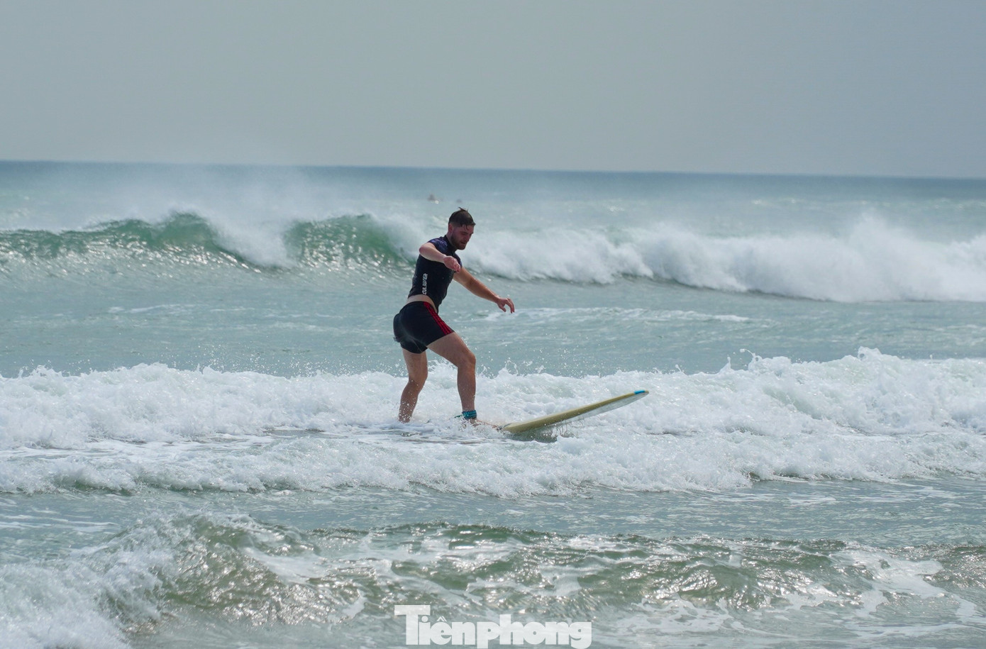 Mỗi ngày, biển Đà Nẵng đều chiêu đãi người dân và du khách những pha lướt ván đẹp mắt.
