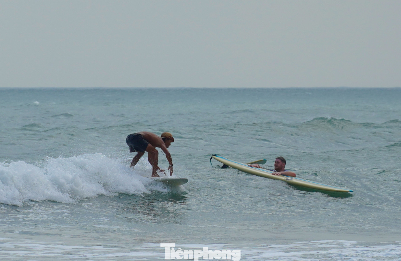 Biển Đà Nẵng có lợi thế ở gần trung tâm, từ khu phố du lịch An Thượng hay còn gọi là phố Tây, du khách chỉ cần đi bộ vài phút là tới.