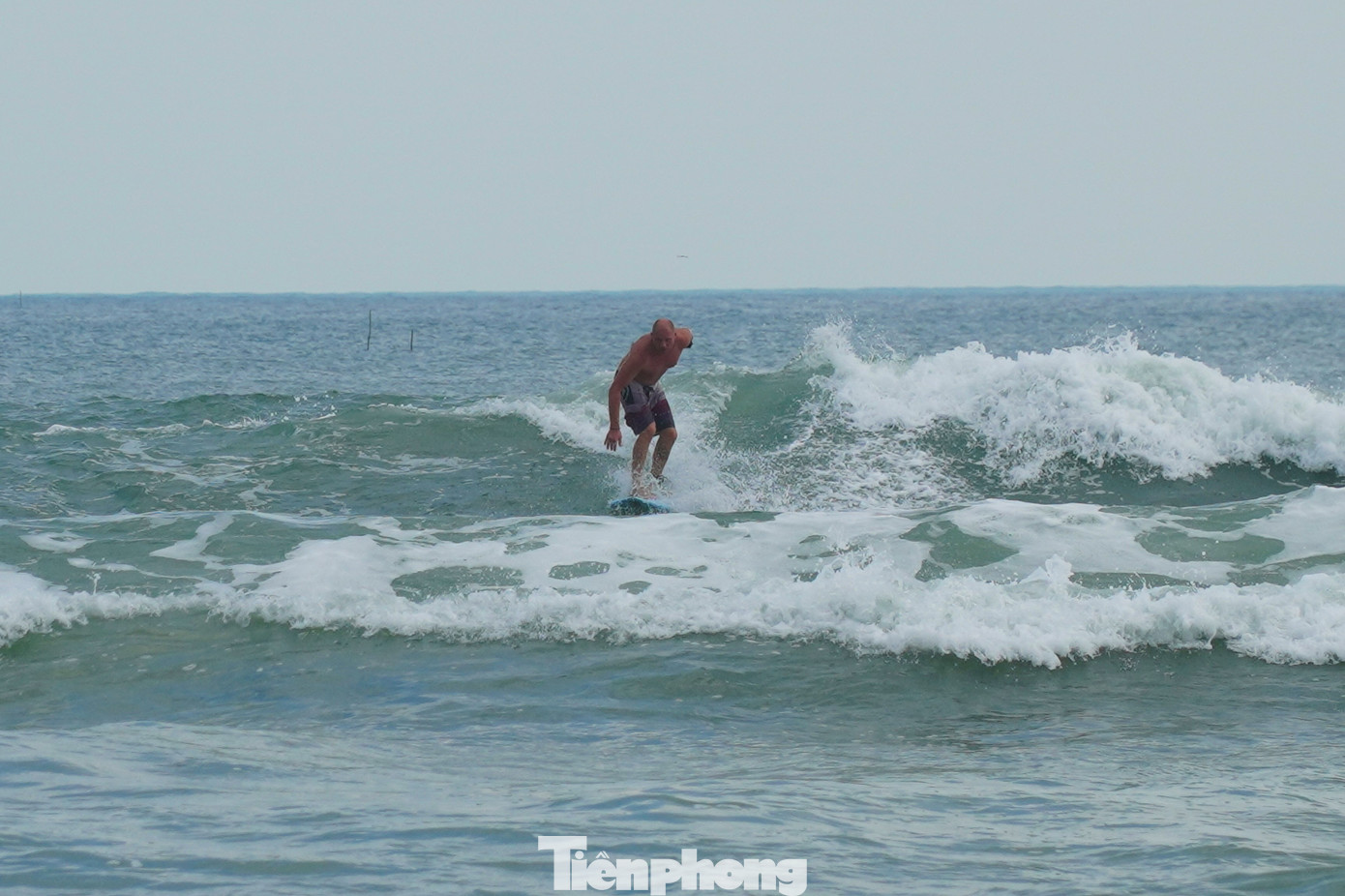 Mỗi ngày, biển Đà Nẵng đều chiêu đãi người dân và du khách những pha lướt ván đẹp mắt.
