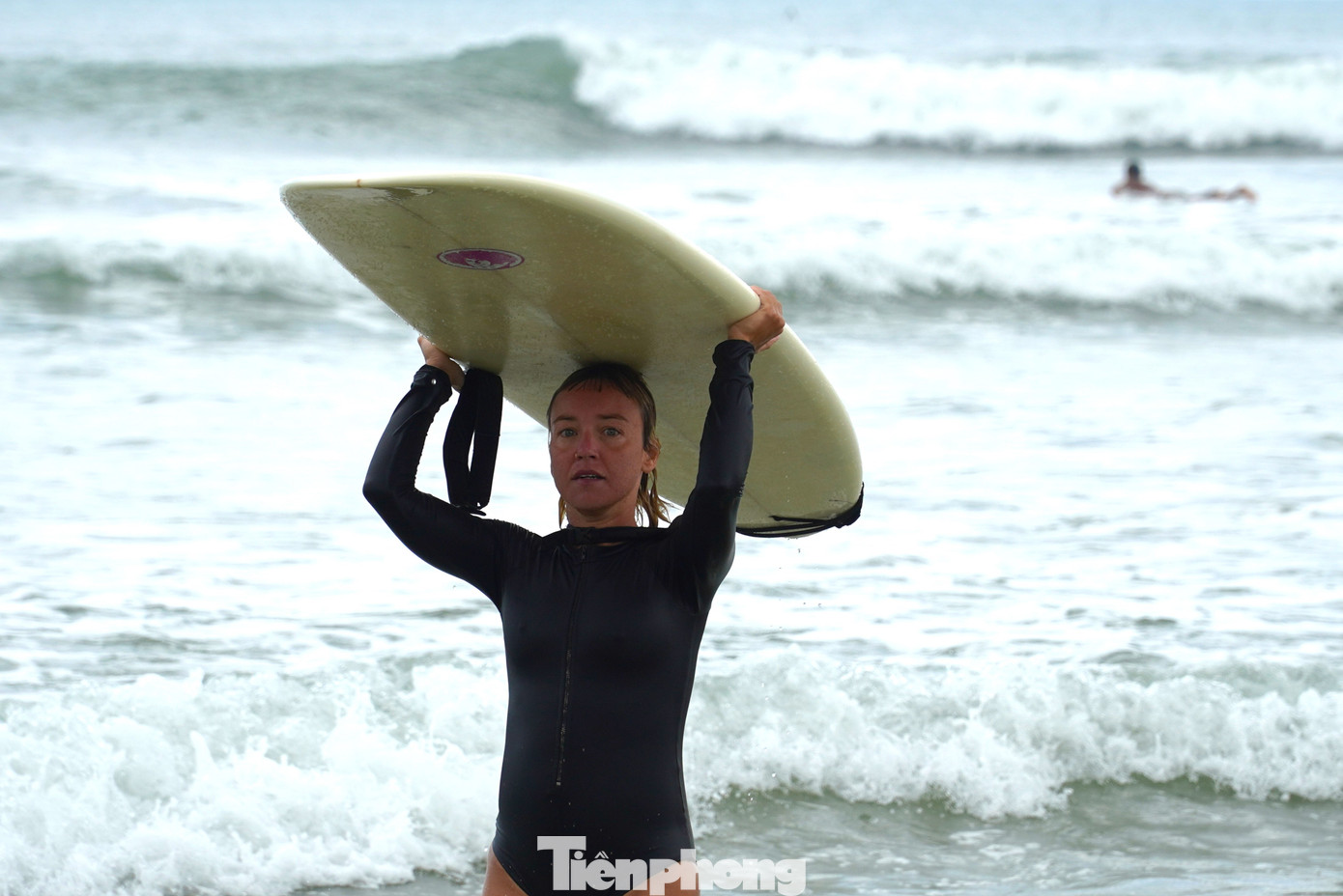 Môn thể thao mạo hiểm này cũng rất hút khách nữ. Những người mới chơi thường tập luyện ở gần bờ, thử sức với sóng nhỏ.