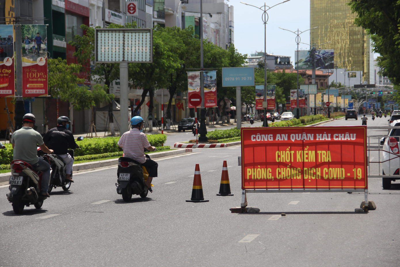 Những người ra đường không đảm bảo quy định như trong Chỉ thị đều phải quay đầu xe. Những người ra đường không đảm bảo quy định như trong Chỉ thị đều phải quay đầu xe.