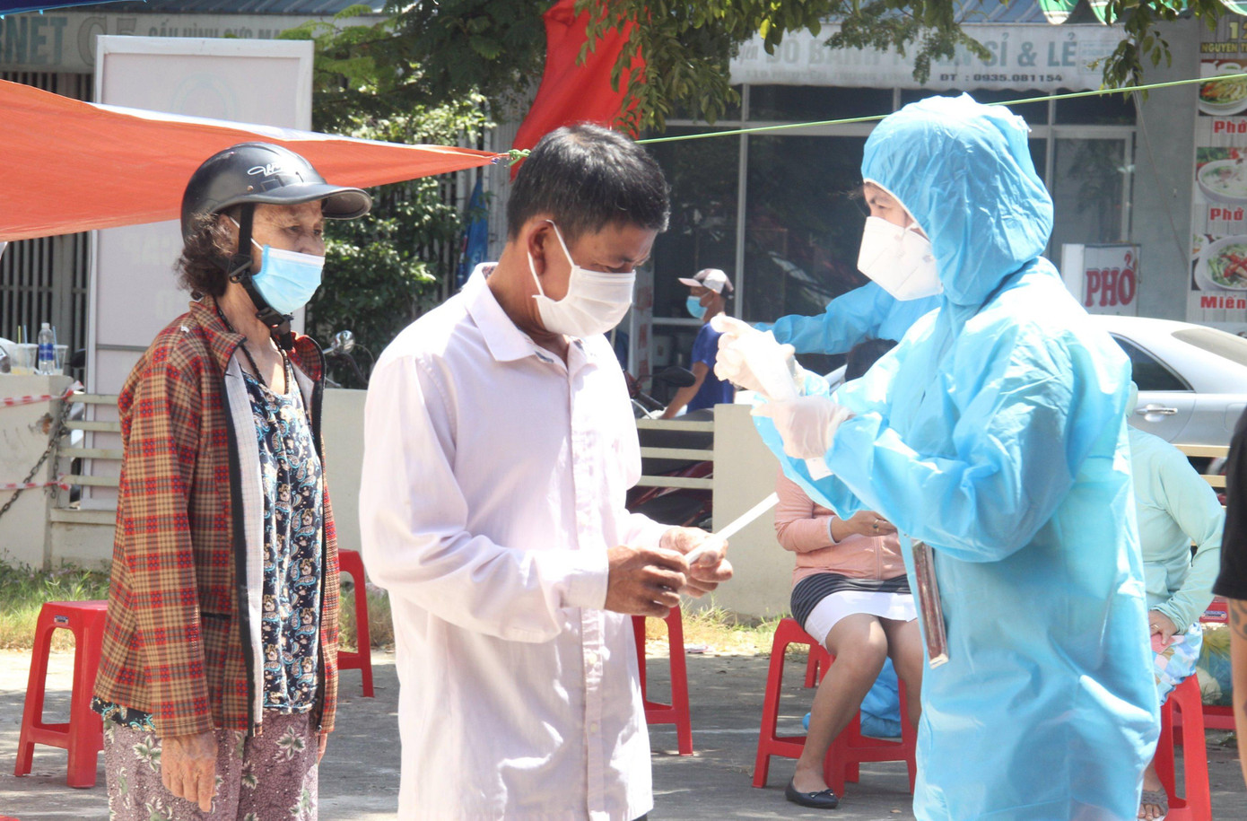 Người dân quận Sơn Trà đi lấy mẫu xét nghiệm cộng đồng ngày 18/5.