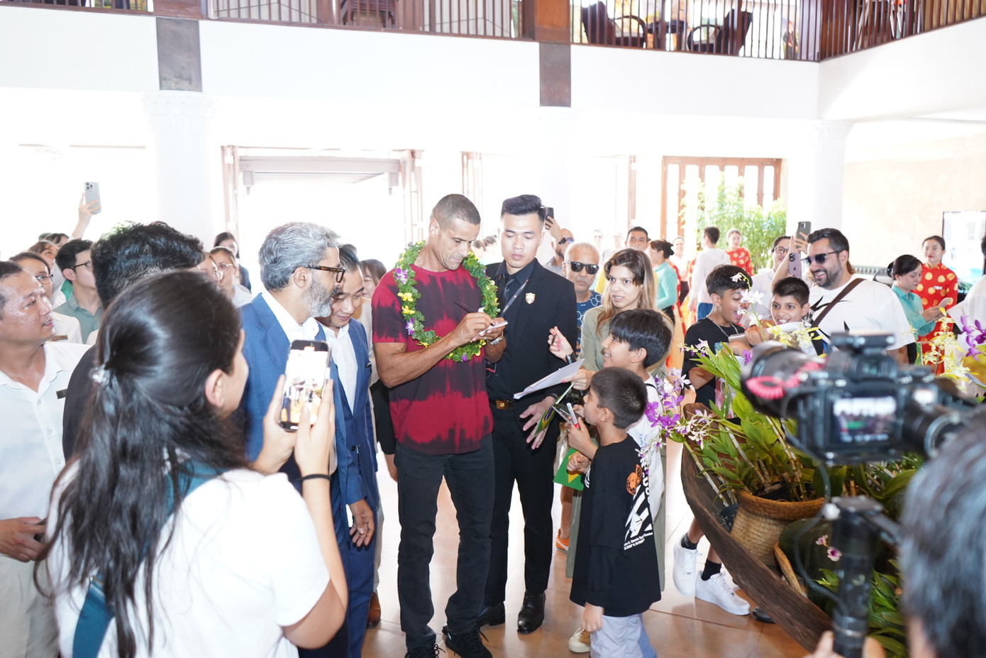 Huyền thoại bóng đá Brazil ký tặng người hâm mộ.