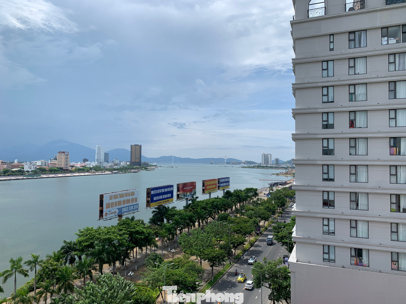 Du khách đặt phòng trên cao có thể xem trực tiếp pháo hoa từ sớm.