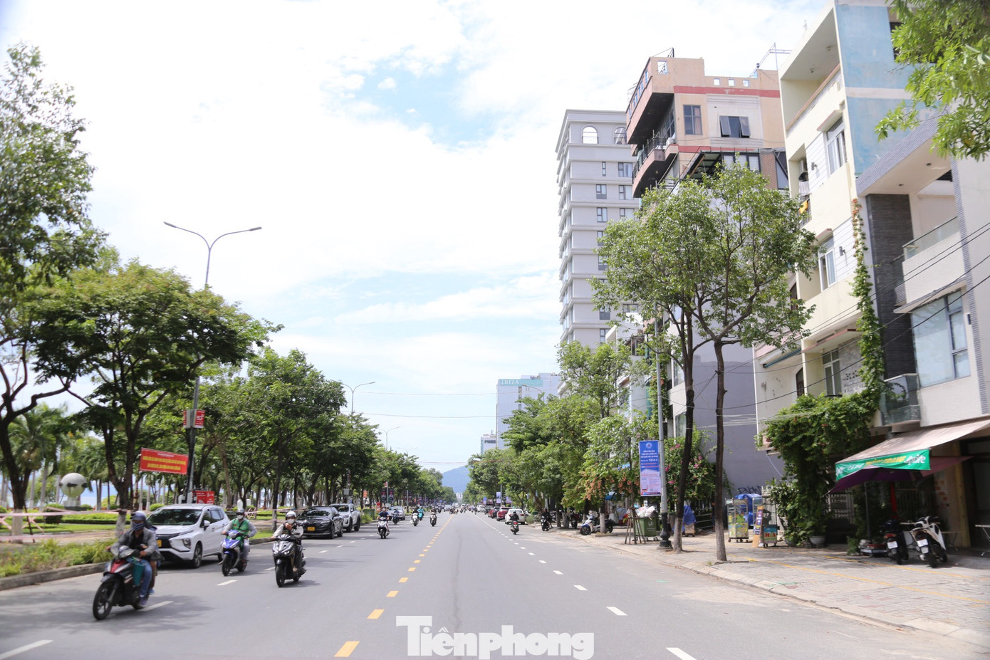 Cùng với sự tất bật bên trong sân khấu và khán đài, phía ngoài tuyến đường Trần Hưng Đạo (quận Sơn Trà), hàng loạt tòa nhà, khách sạn căng bảng bán vé, đặt chỗ xem pháo hoa. Cùng với sự tất bật bên trong sân khấu và khán đài, phía ngoài tuyến đường Trần Hưng Đạo (quận Sơn Trà), hàng loạt tòa nhà, khách sạn căng bảng bán vé, đặt chỗ xem pháo hoa.