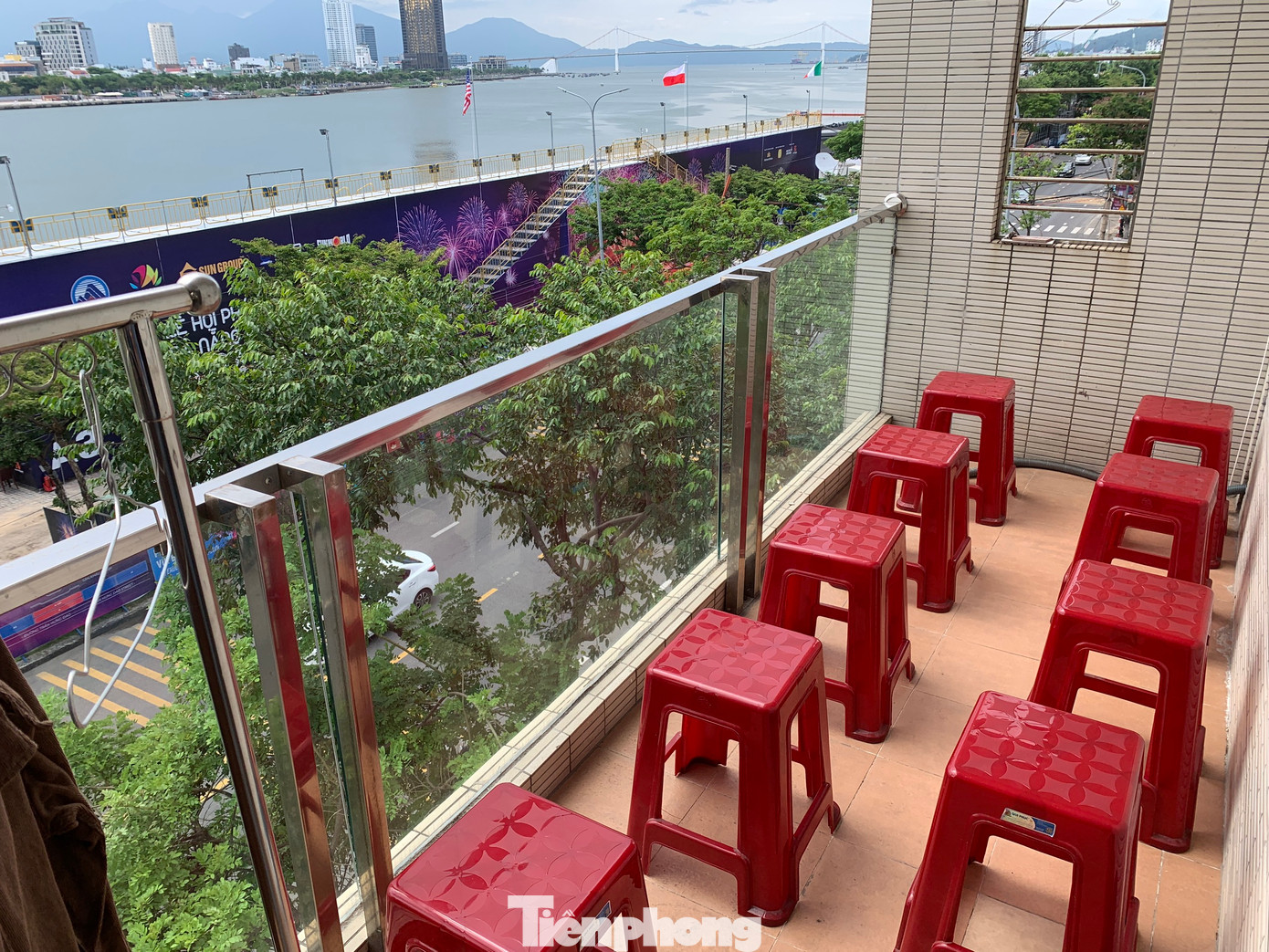 Ghi nhận của phóng viên, vị trí xem pháo hoa từ các tòa nhà này được bố trí từ tầng 3 trở lên. Những nơi có không gian rộng sẽ đặt thêm bàn, còn không chỉ đặt ghế. Trong ảnh là một "khán đài" ghế nhựa xem pháo hoa bên sông Hàn.. Ghi nhận của phóng viên, vị trí xem pháo hoa từ các tòa nhà này được bố trí từ tầng 3 trở lên. Những nơi có không gian rộng sẽ đặt thêm bàn, còn không chỉ đặt ghế. Trong ảnh là một "khán đài" ghế nhựa xem pháo hoa bên sông Hàn..