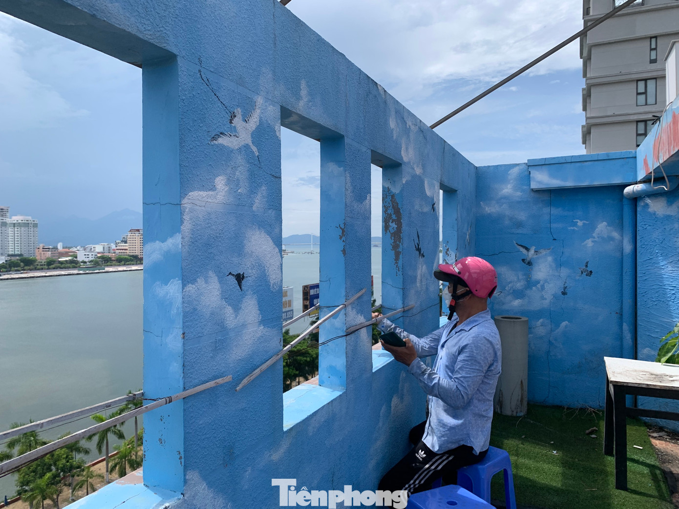 Người dân gia cố lại sân thượng trước giờ đón khách. Người dân gia cố lại sân thượng trước giờ đón khách.