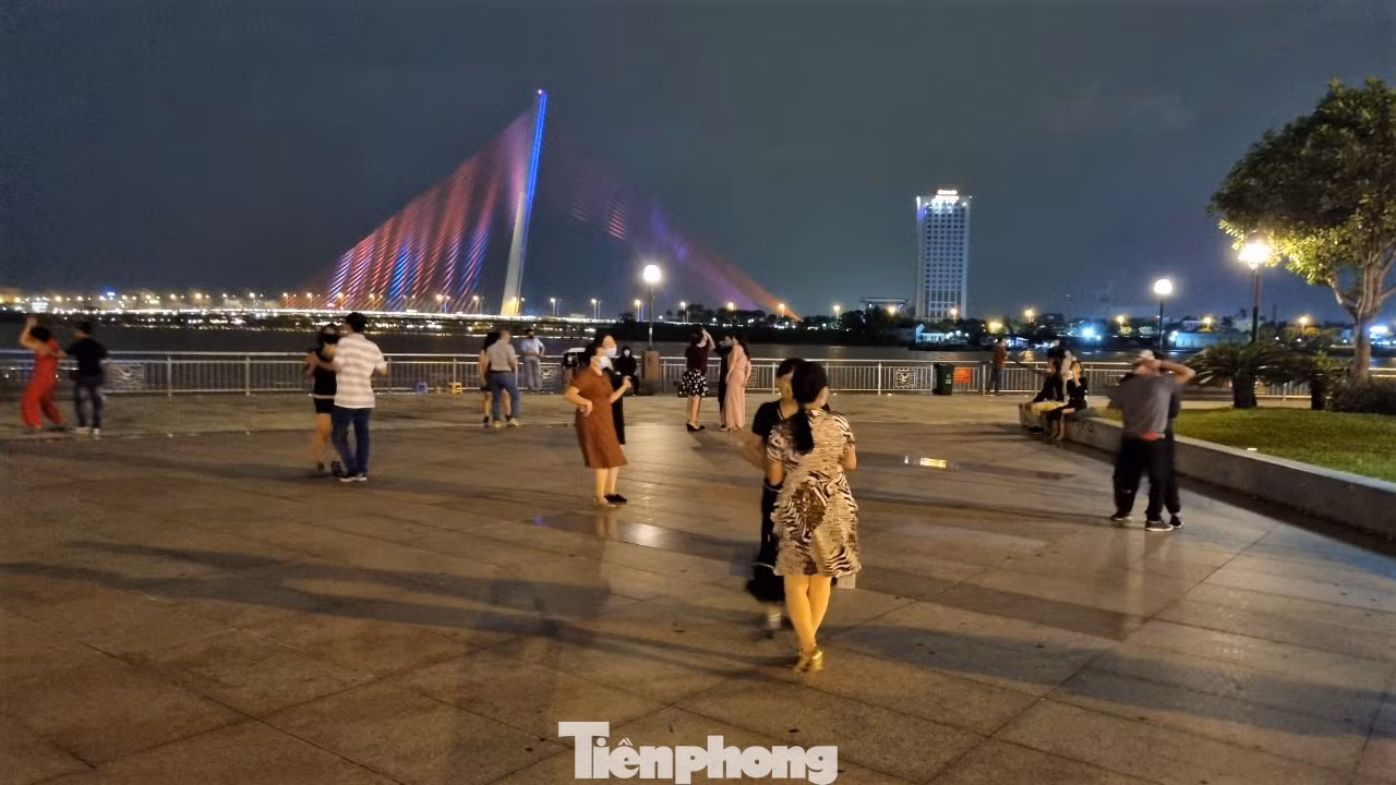Trên phố đi bộ sẽ có các hoạt động thể dục nhịp điệu, âm nhạc đường phố, đồng diễn flashmob... Trên phố đi bộ sẽ có các hoạt động thể dục nhịp điệu, âm nhạc đường phố, đồng diễn flashmob...