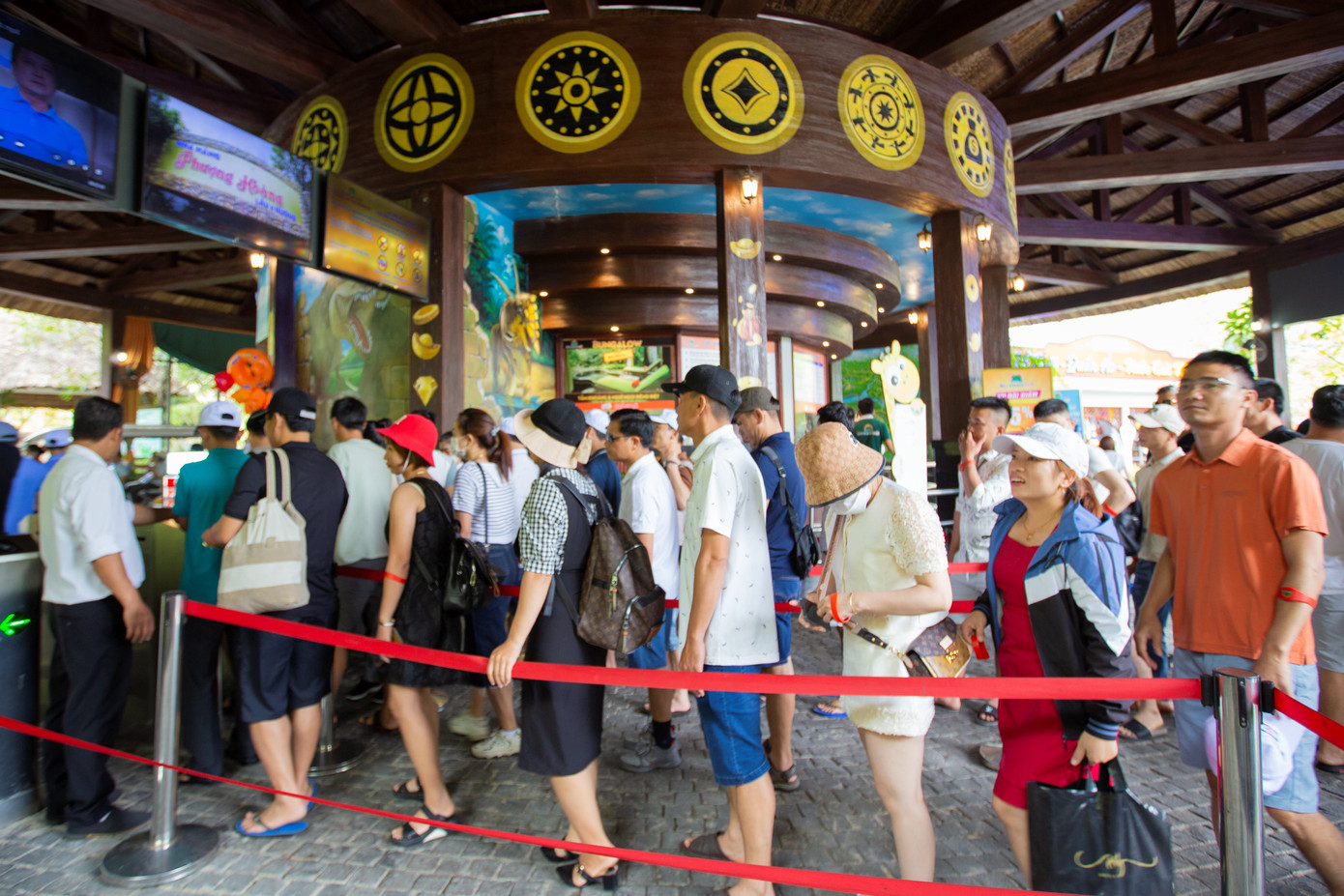 Công viên nước núi Thần Tài cũng hút khách trong những ngày lễ nắng nóng. Anh Lưu Đức Vũ (quê Quảng Bình) cho hay đoàn của anh sẽ "trốn" ở đây tới chiều tối mới về. "Thời tiết này phải chọn nơi mát mẻ, được tắm mát mới chịu nổi. Chúng tôi chỉ xuống biển khi chiều trời dịu đi, còn giữa nắng như đổ lửa thế này ra tới biển là hoa mắt chóng mặt", anh nói. Công viên nước núi Thần Tài cũng hút khách trong những ngày lễ nắng nóng. Anh Lưu Đức Vũ (quê Quảng Bình) cho hay đoàn của anh sẽ "trốn" ở đây tới chiều tối mới về. "Thời tiết này phải chọn nơi mát mẻ, được tắm mát mới chịu nổi. Chúng tôi chỉ xuống biển khi chiều trời dịu đi, còn giữa nắng như đổ lửa thế này ra tới biển là hoa mắt chóng mặt", anh nói.