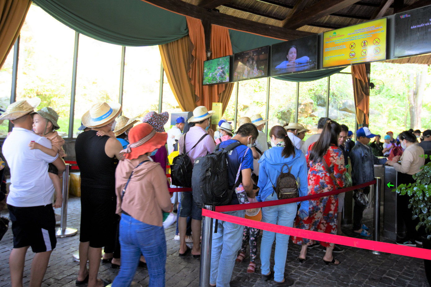 Công viên nước núi Thần Tài cũng hút khách trong những ngày lễ nắng nóng. Anh Lưu Đức Vũ (quê Quảng Bình) cho hay đoàn của anh sẽ "trốn" ở đây tới chiều tối mới về. "Thời tiết này phải chọn nơi mát mẻ, được tắm mát mới chịu nổi. Chúng tôi chỉ xuống biển khi chiều trời dịu đi, còn giữa nắng như đổ lửa thế này ra tới biển là hoa mắt chóng mặt", anh nói. Công viên nước núi Thần Tài cũng hút khách trong những ngày lễ nắng nóng. Anh Lưu Đức Vũ (quê Quảng Bình) cho hay đoàn của anh sẽ "trốn" ở đây tới chiều tối mới về. "Thời tiết này phải chọn nơi mát mẻ, được tắm mát mới chịu nổi. Chúng tôi chỉ xuống biển khi chiều trời dịu đi, còn giữa nắng như đổ lửa thế này ra tới biển là hoa mắt chóng mặt", anh nói.