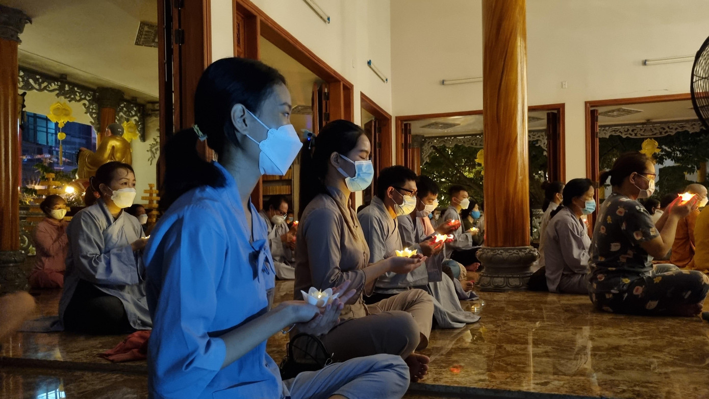 Mỗi người một hoa đăng, thành tâm nguyện cầu cho người đã mất. Đã có rất nhiều bệnh nhân ra đi trong hoàn cảnh éo le, nhiều gia đình tan tác vì đại dịch.