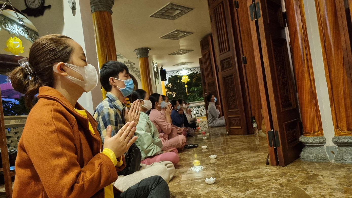 Phật tử, người dân tới chùa, hòa trong không khí tôn nghiêm, gác lại những bộn bề trong lòng để nguyện cầu cho những người đã ra đi.