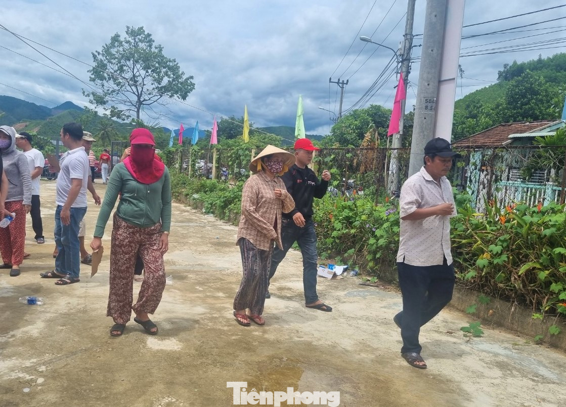 Cuộc đối thoại chưa kết thúc, người dân kéo nhau bỏ về vì không thống nhất phương án của chính quyền đưa ra.