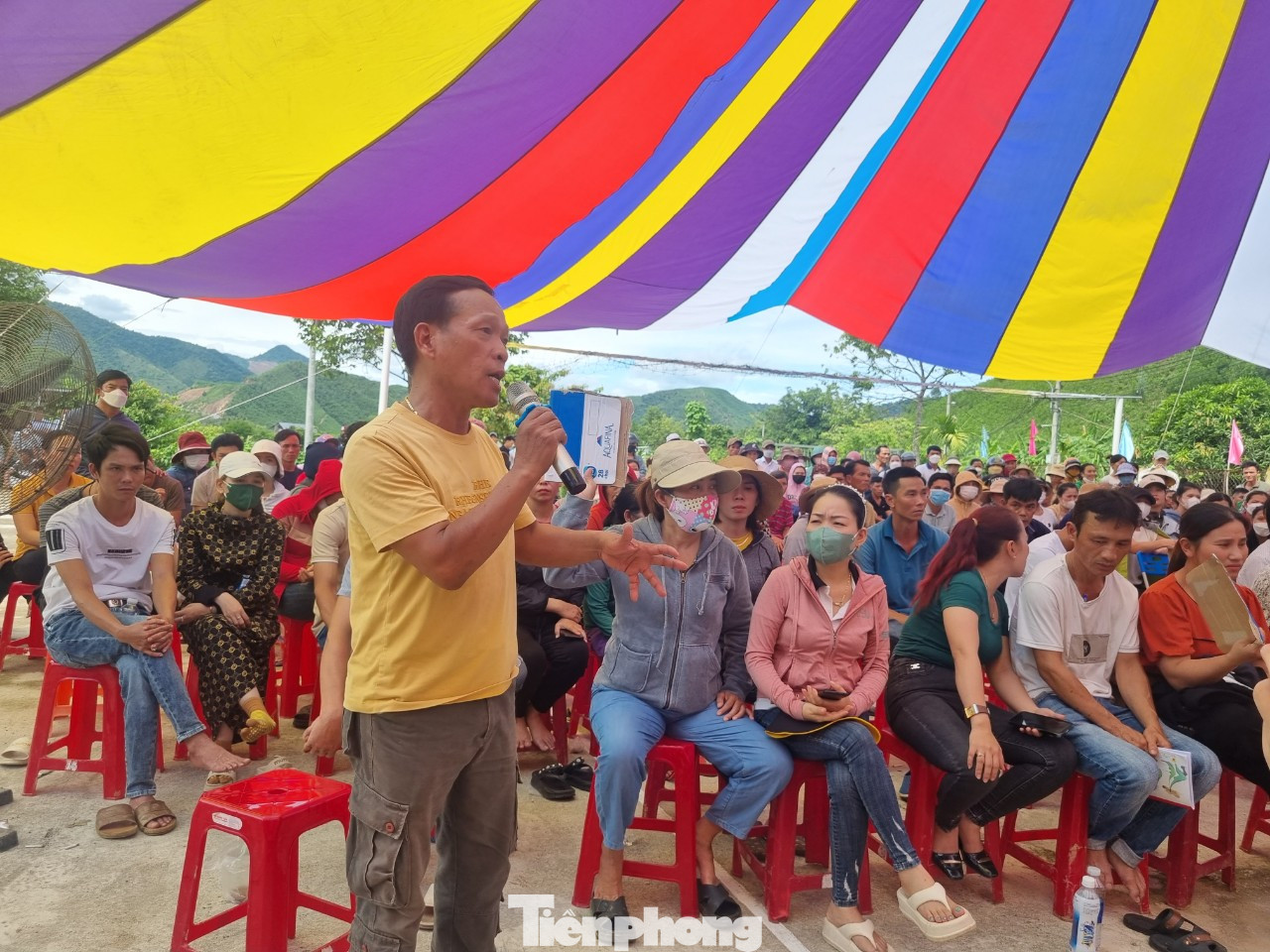 Phụ huynh phản đối việc dồn ghép học sinh điểm trường thôn Nam Yên sang Trường Tiểu học Hòa Bắc (xây dựng tại thôn Phò Nam) học..