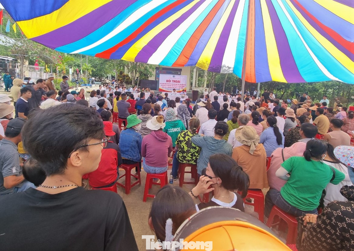 Người dân thôn Nam Yên tới đối thoại với chính quyền về việc đưa con sang trường mới học tại thôn Phò Nam. (Ảnh: Thanh Trần).