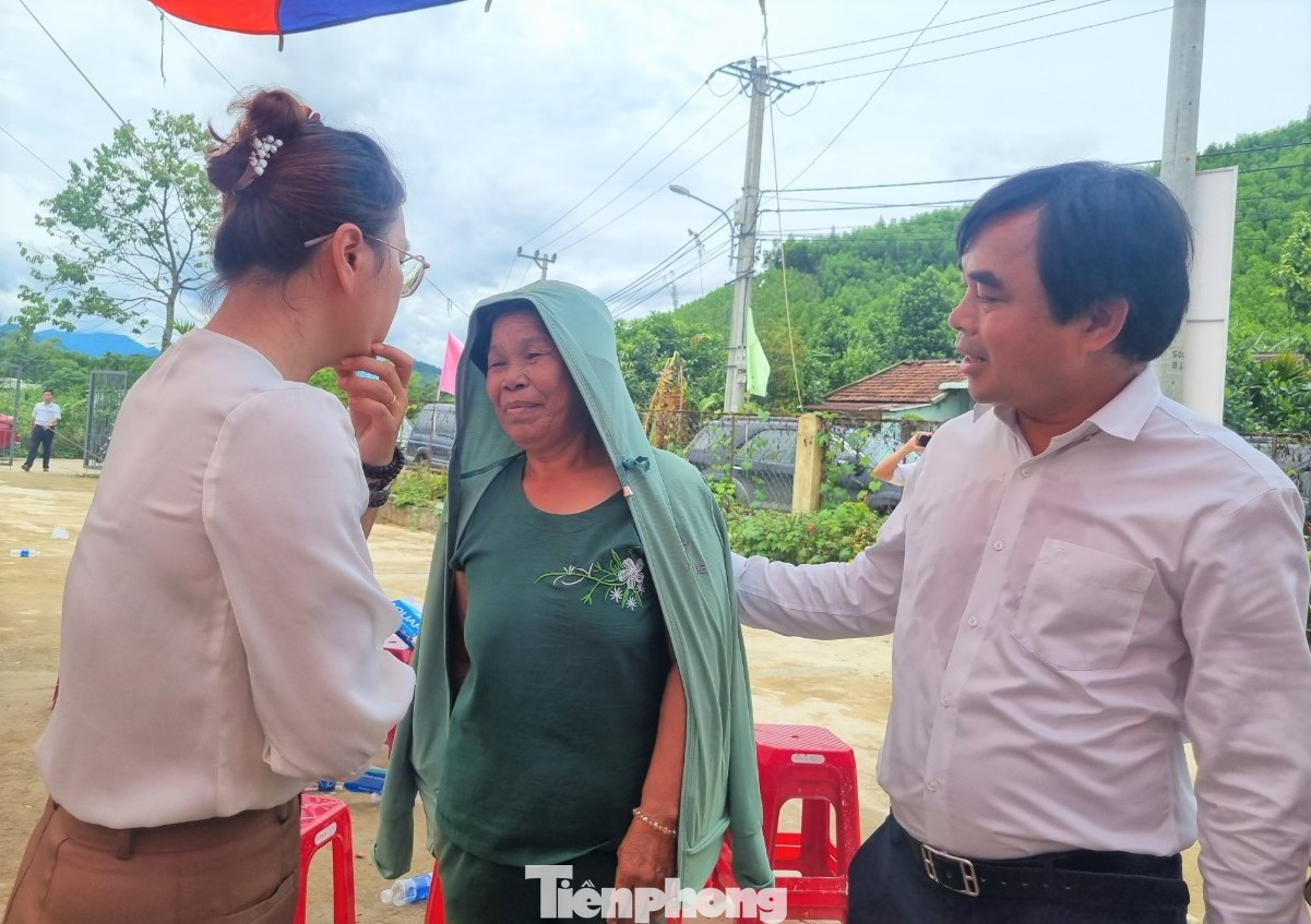 Bí thư Huyện uỷ Hòa Vang động viện người dân cố gắng vì con em, gạt bỏ những khó khăn trước mắt để các cháu được đến trường.