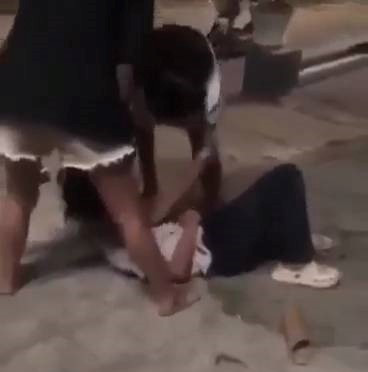 N.T. bị đánh hội đồng trong đêm, sau đó phải nhập viện vì ho ra máu, nói sảng, buồn nôn... N.T. bị đánh hội đồng trong đêm, sau đó phải nhập viện vì ho ra máu, nói sảng, buồn nôn...