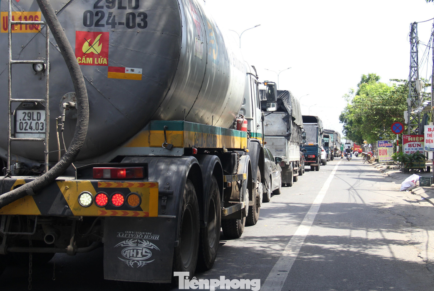 Trung tá Võ Cư, Phó Trưởng Trạm CSGT Cửa ô Hòa Phước cho hay lưu lượng phương tiện qua chốt rất đông. Lực lượng CSGT liên tục điều tiết, phân làn xe. Ảnh: Thanh Trần. Trung tá Võ Cư, Phó Trưởng Trạm CSGT Cửa ô Hòa Phước cho hay lưu lượng phương tiện qua chốt rất đông. Lực lượng CSGT liên tục điều tiết, phân làn xe. Ảnh: Thanh Trần.